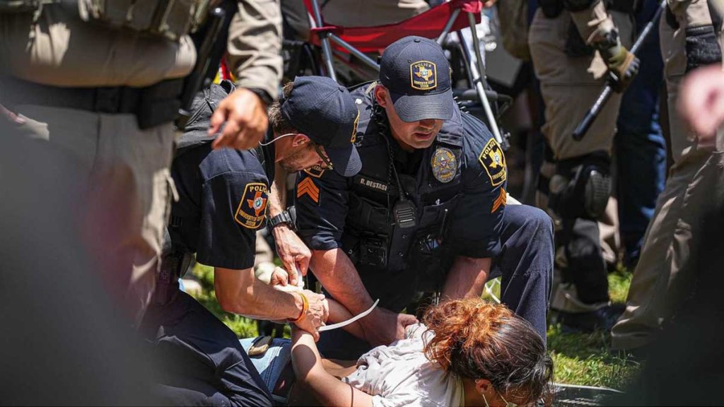 Violenta represión y detenciones de estudiantes propalestinos en Texas&nbsp;(VIDEOS)
