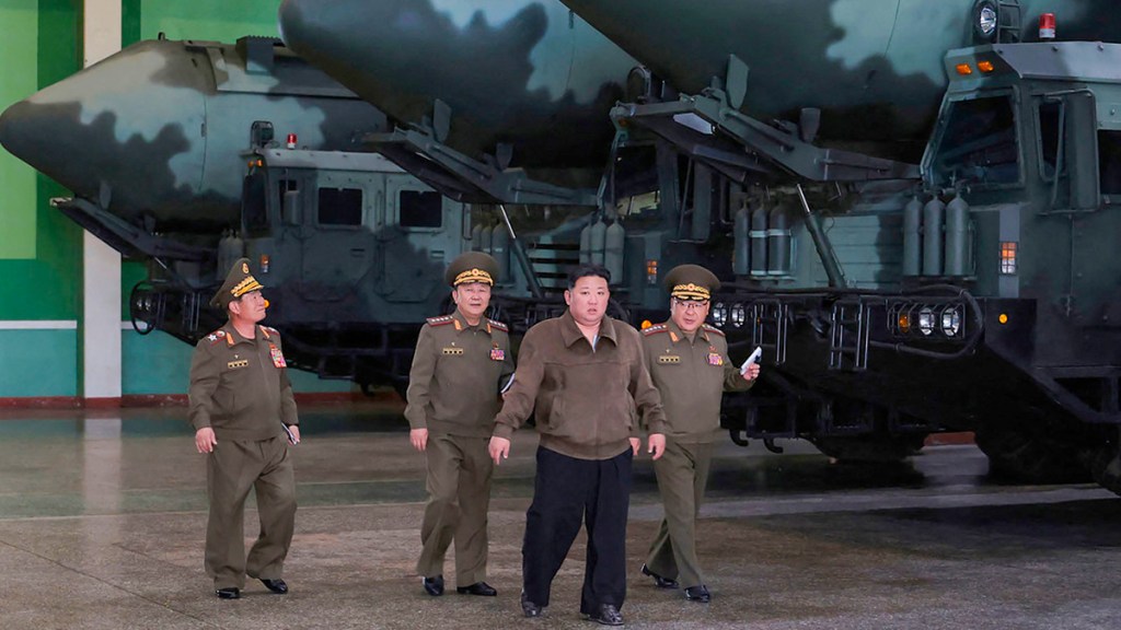 Kim Jong-un visita una empresa líder de defensa y ordena fortalecer la fuerza nuclear&nbsp;(FOTOS)