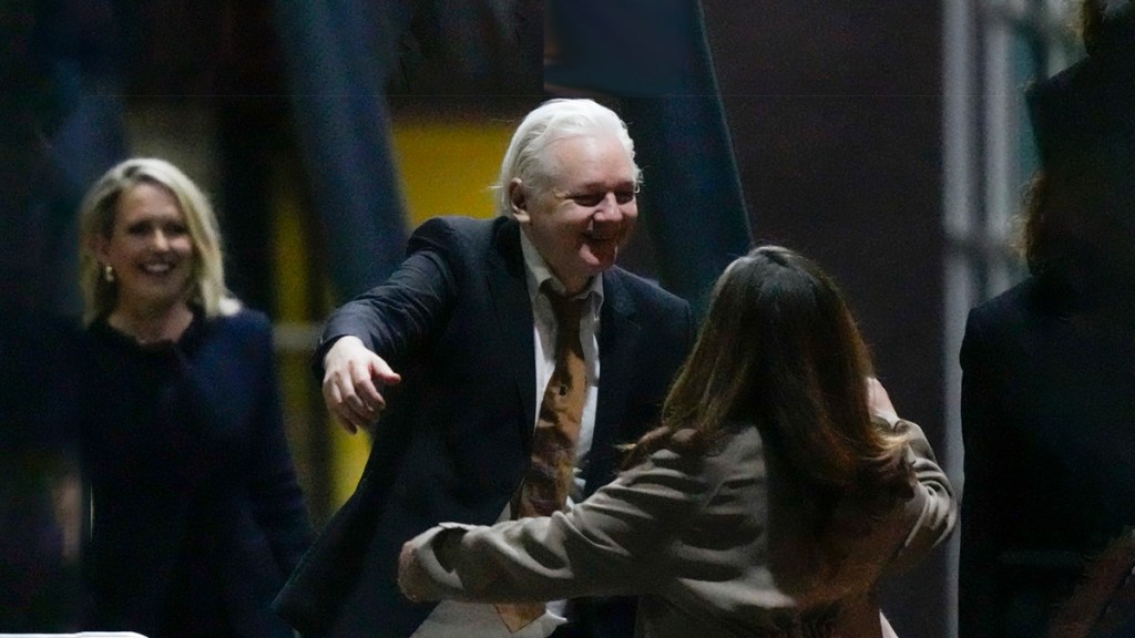 VIDEO: Conmovedor abrazo de Assange con su esposa y su padre entre un estruendoso&nbsp;aplauso