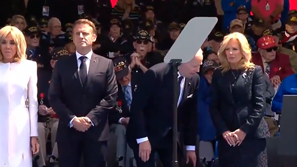 VIDEO: Biden intenta sentarse en una silla&nbsp;inexistente
