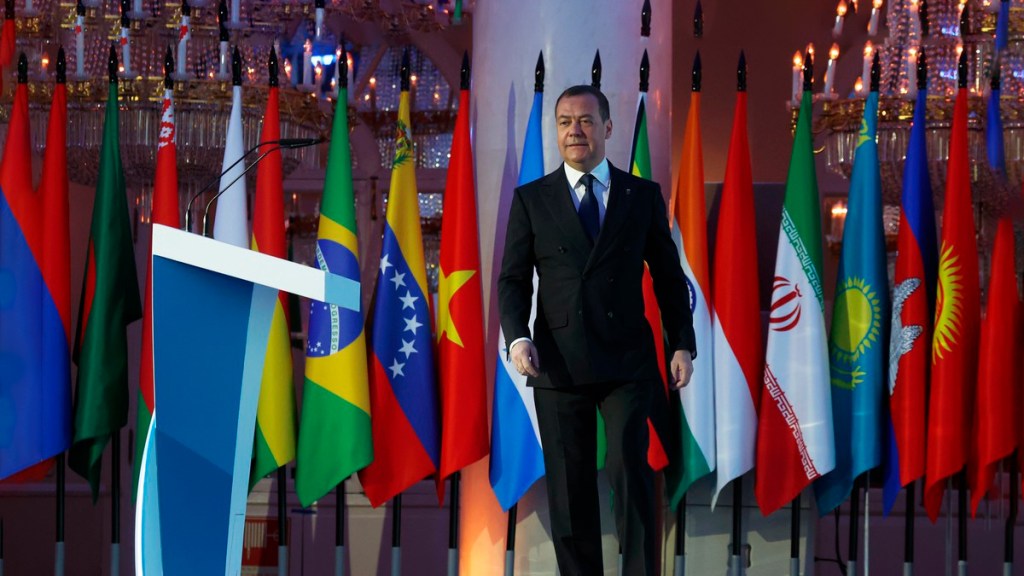 Medvédev: «Se acabó el tiempo de las potencias&nbsp;coloniales»