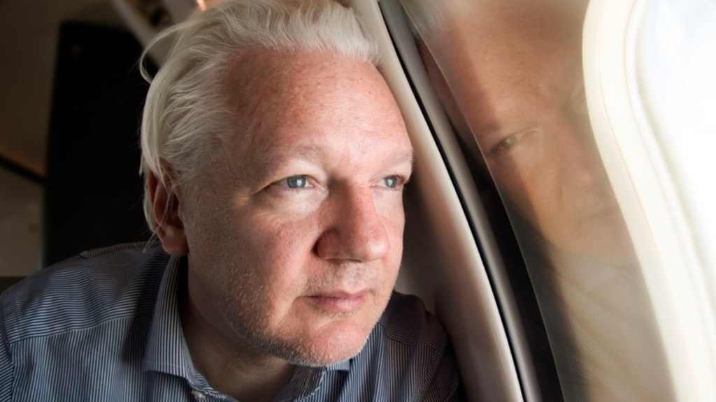 «Acercándose a la libertad»: fotografía de Assange en el&nbsp;avión