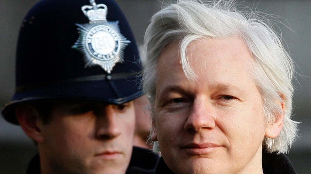 Liberan a Julian Assange, MINUTO A&nbsp;MINUTO