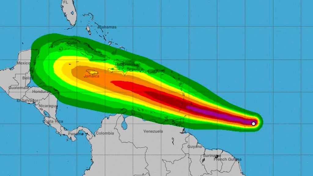 Un peligroso e inusual huracán se intensifica rápidamente a su paso por el&nbsp;Caribe