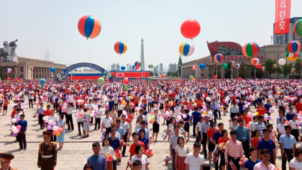 Norcoreanos saludan a la delegación rusa antes de la reunión entre Putin y&nbsp;Kim