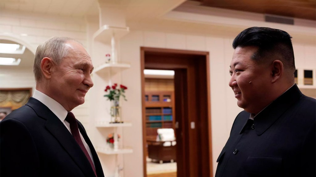 Abrazo, escoltas en moto y viaje en Aurus: Así llegó Putin a Corea del Norte&nbsp;(VIDEO)