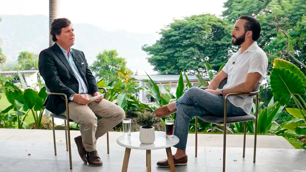 Rituales satánicos, democracia, Trump: Tucker Carlson entrevista a&nbsp;Bukele