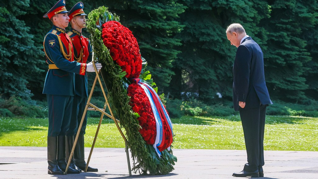 VIDEO: Putin deposita flores en la Tumba del Soldado Desconocido en&nbsp;Moscú