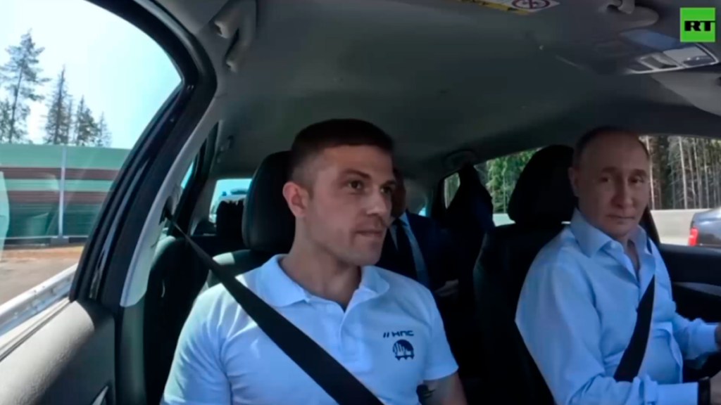 VIDEO: Putin llega al volante de un Lada Aura a la inauguración de una&nbsp;autopista