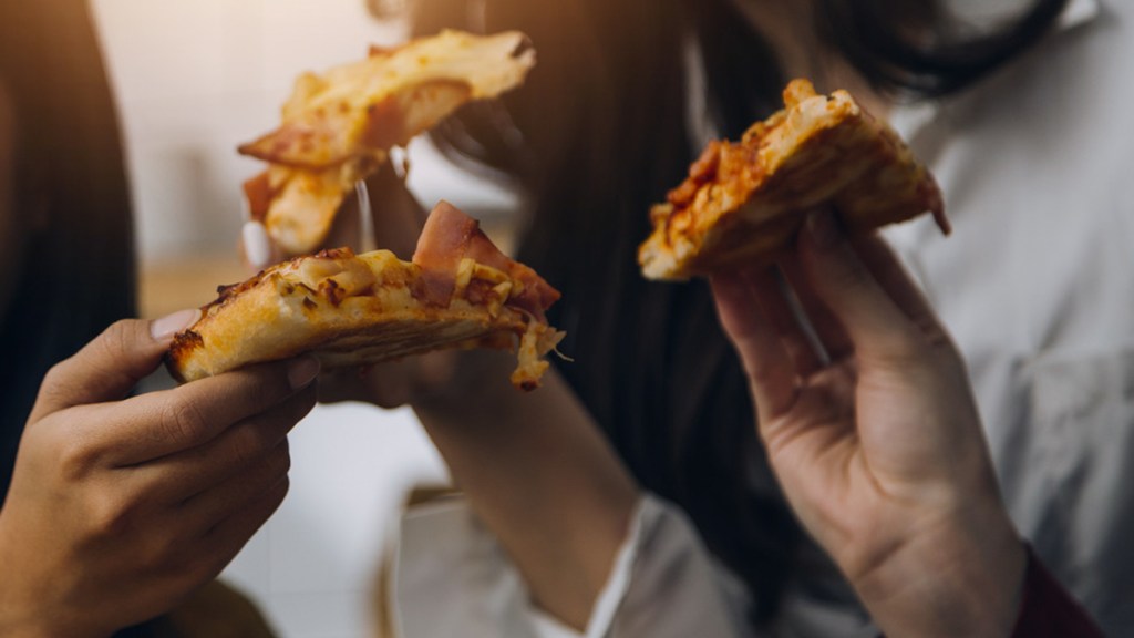 ¿Es saludable comer en la noche antes de&nbsp;acostarse?