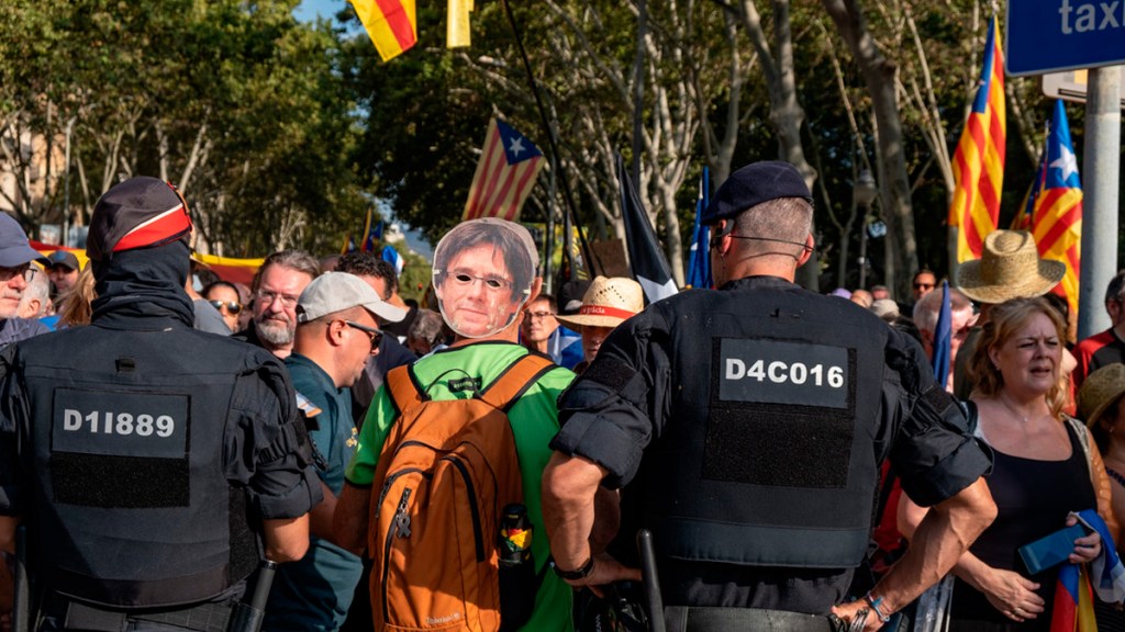 La Policía sigue en la búsqueda de Puigdemont y su entorno dice que salió de&nbsp;España