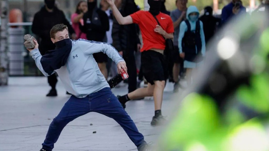 La extrema derecha británica sale a la calle y muestra su (poca)&nbsp;fuerza