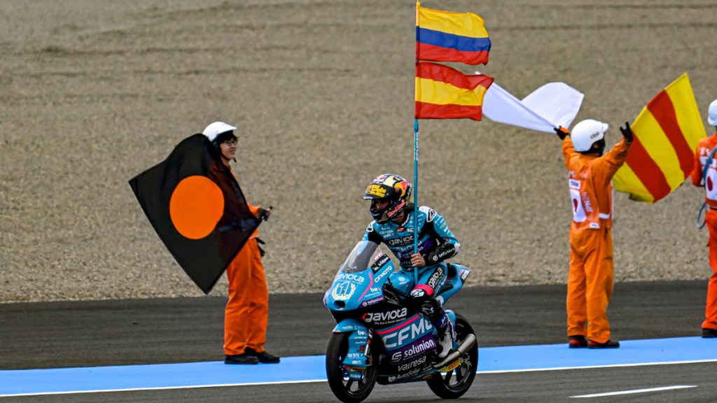 David Alonso gana el primer título mundial de motociclismo para Colombia y así fue su insólita&nbsp;celebración