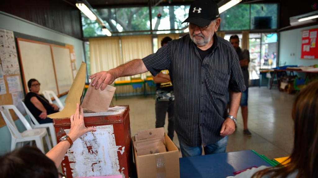 Uruguay vota entre dos opciones contrapuestas para definir su futuro sendero&nbsp;político