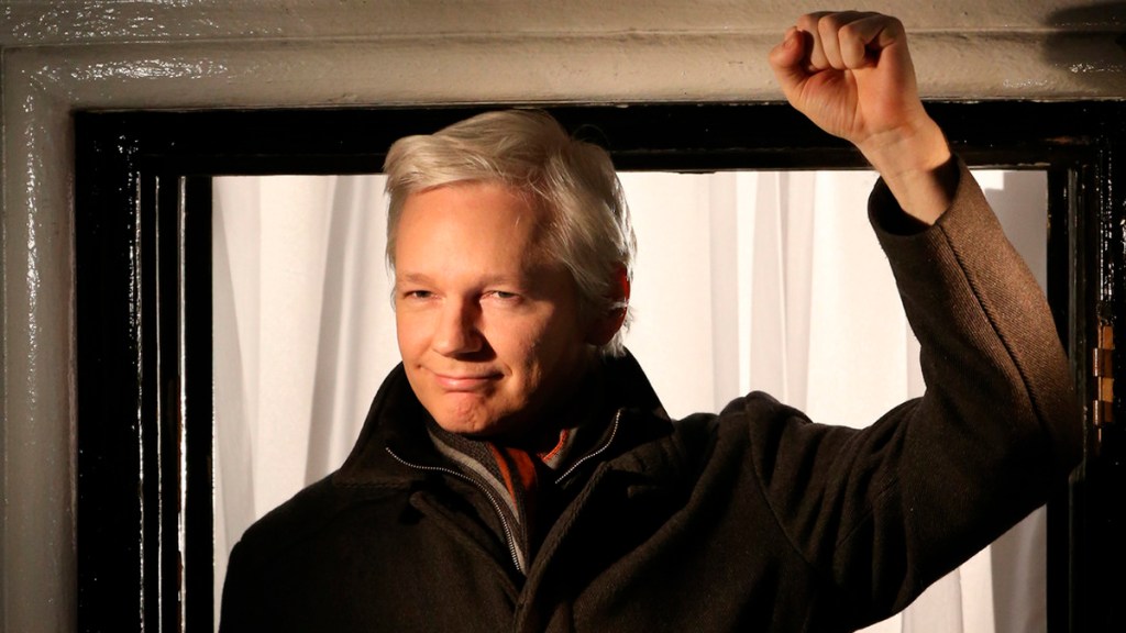 Padre de Assange: «Putin fue el primer presidente que defendió sus&nbsp;intereses»