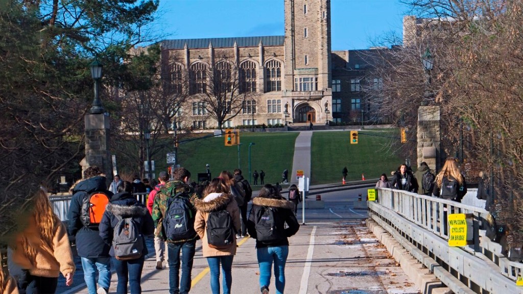 La mayoría de los estudiantes universitarios canadienses temen una reacción violenta por sus opiniones políticas, según una&nbsp;encuesta