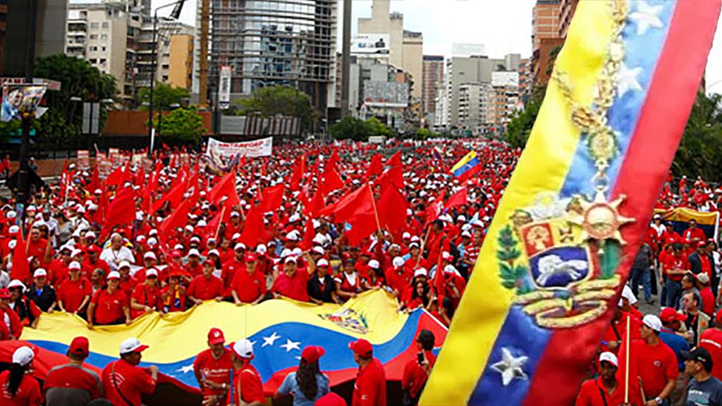 Propongo a mis compatriotas llevar el 10E una banda tricolor, para juramentarnos todos con&nbsp;Maduro