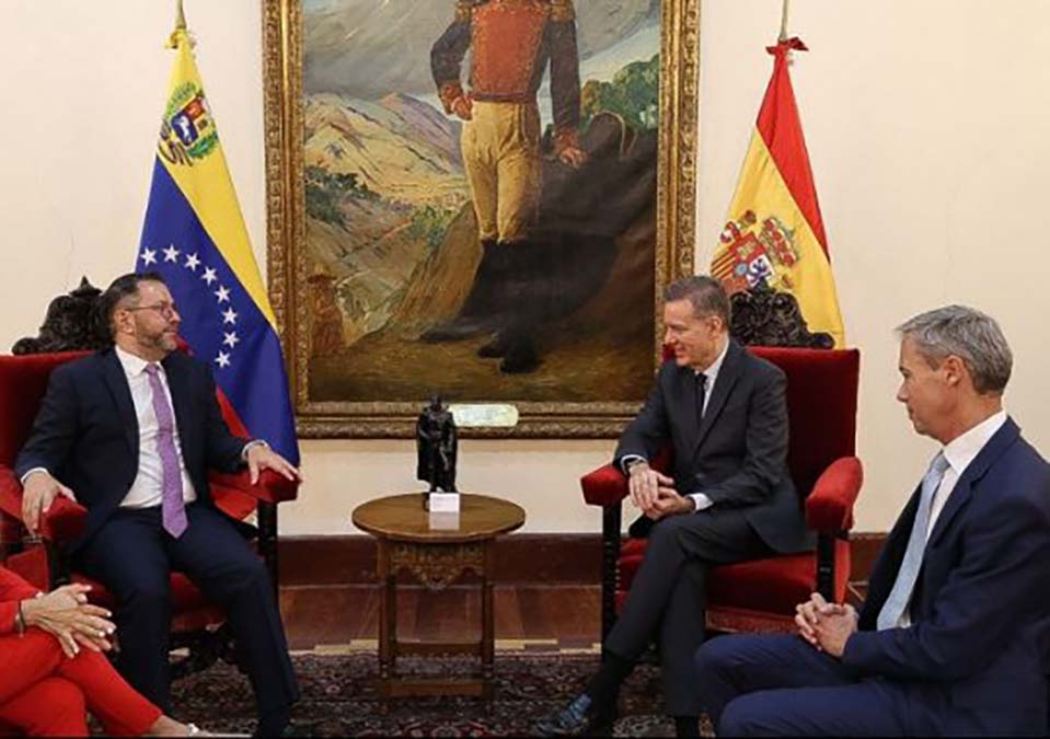 Ministro Gil recibe Copias de Estilo de nuevo embajador de&nbsp;España