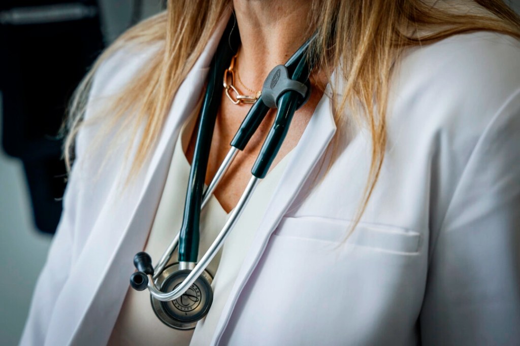 Alberta espera atraer a los médicos con un modelo de pago que ofrece incentivos para aceptar más&nbsp;pacientes