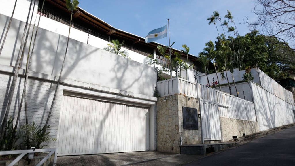 Opositor venezolano sale de embajada de Argentina en Caracas y se presenta ante la&nbsp;Fiscalía