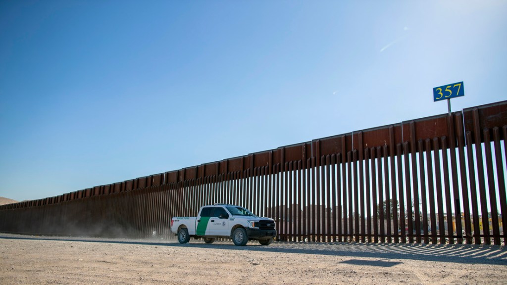 Trump ordena repatriar a extranjeros que participen en una «invasión» a través de la frontera&nbsp;sur