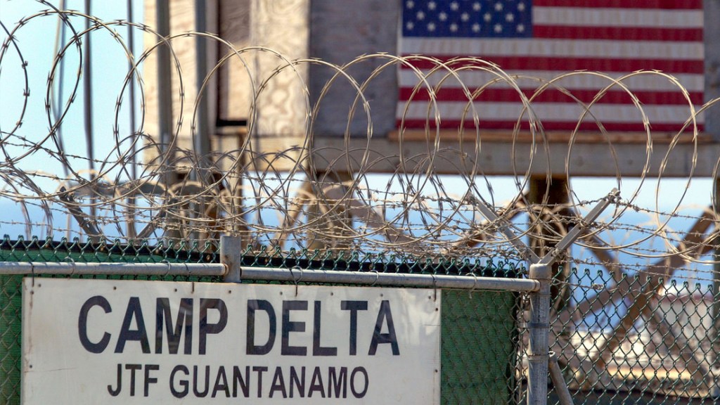 Cuba exige a EE.UU. la devolución de Guantánamo ante la llegada de «inmigrantes&nbsp;esposados»