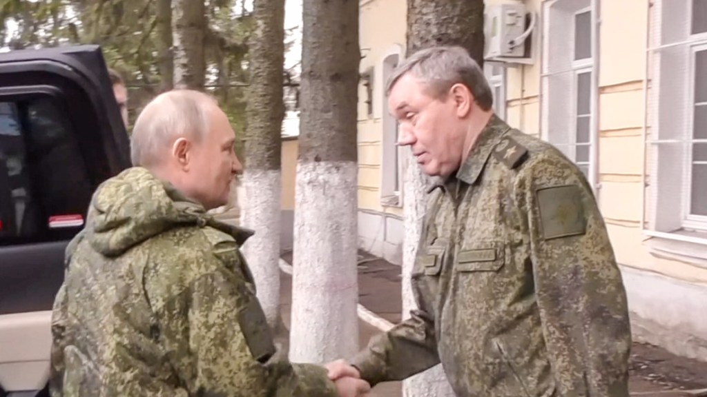 «Nuestra tarea es derrotar al enemigo atrincherado»: Putin llega a la provincia de&nbsp;Kursk