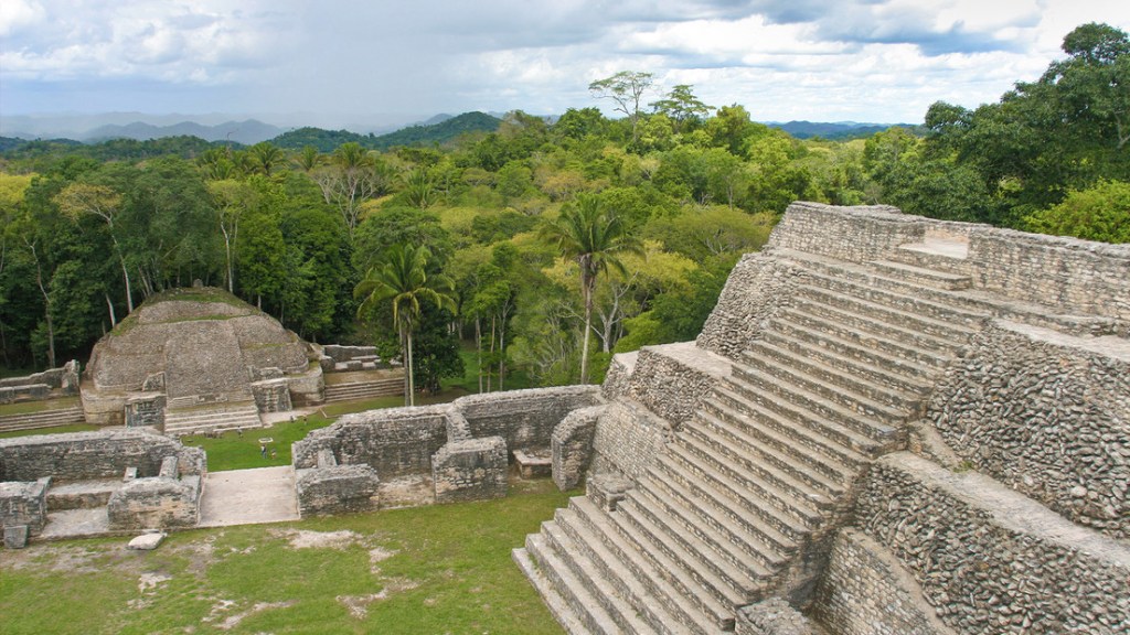 Descubren una tumba maya que podría pertenecer a un legendario rey: ¿qué hay&nbsp;dentro?