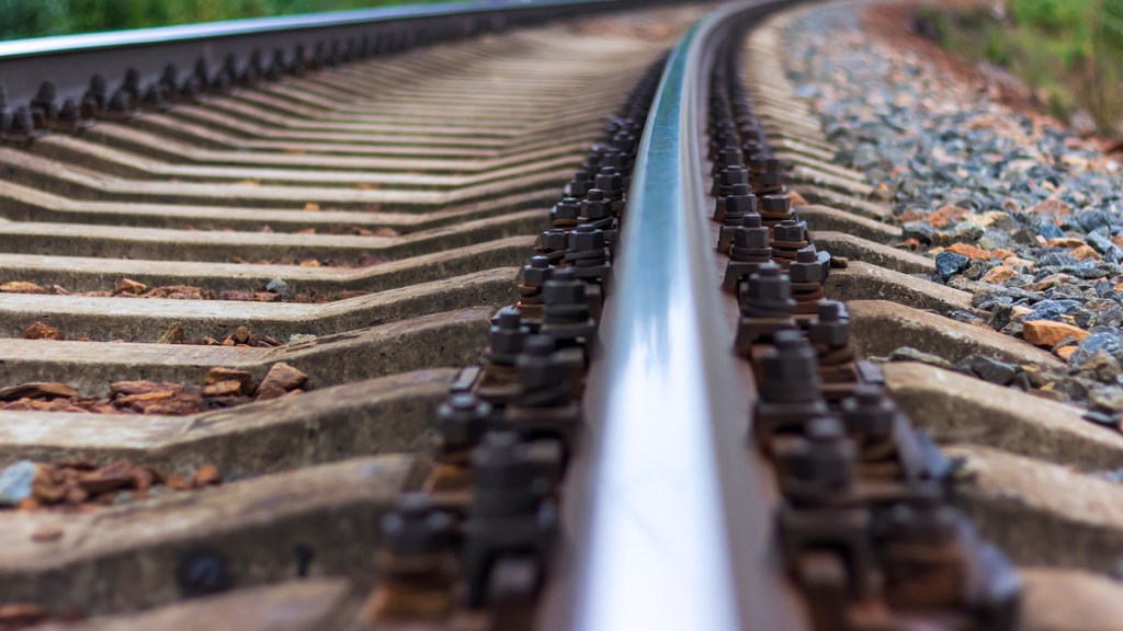 Un hombre arriesga su vida bajo un tren en movimiento para contenido ‘viral’