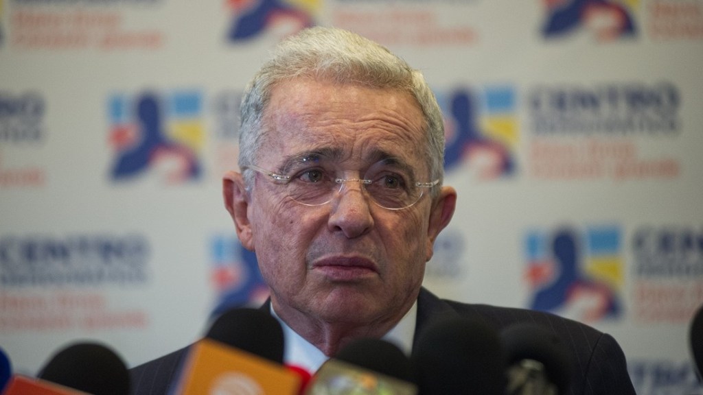 Presentan nueva denuncia penal contra Álvaro Uribe por «hostigamiento y&nbsp;amenazas»