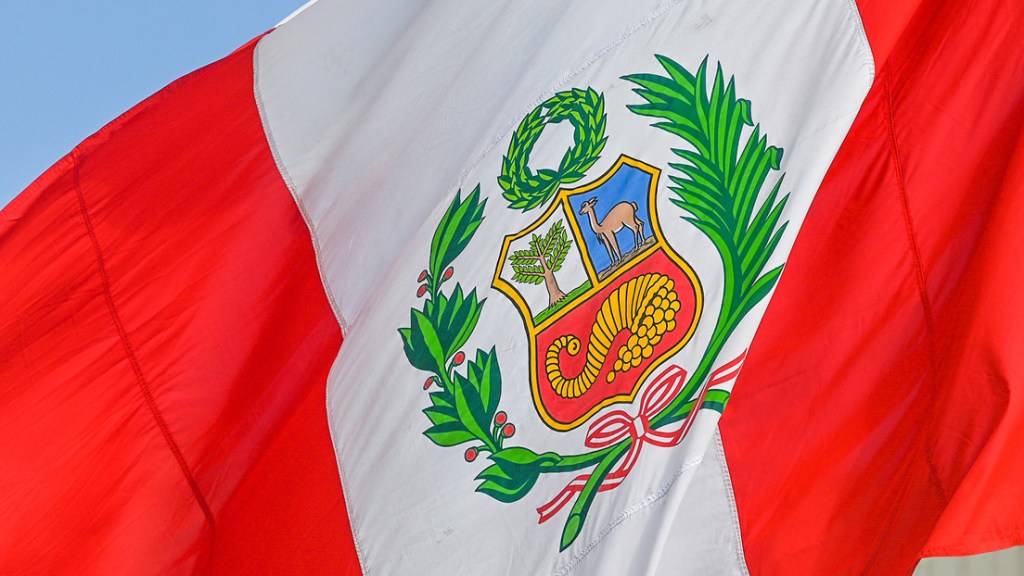 Flamea bandera de Perú en el mismo lugar en disputa que colocaron la de&nbsp;Colombia