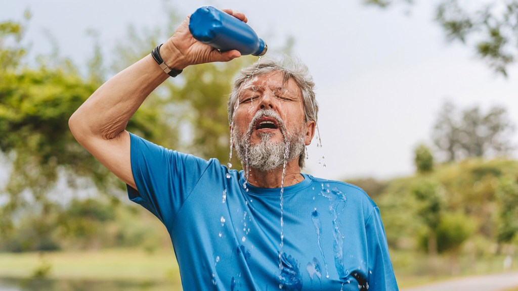 Olas de calor repetitivas pueden envejecer el cuerpo tanto como fumar o beber, según&nbsp;estudio