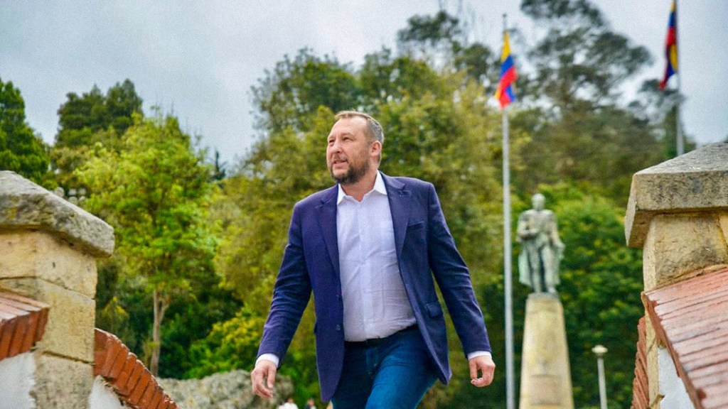 Mijaíl Krasnov, el primer alcalde ruso en Colombia, es destituido por trabajar como&nbsp;profesor