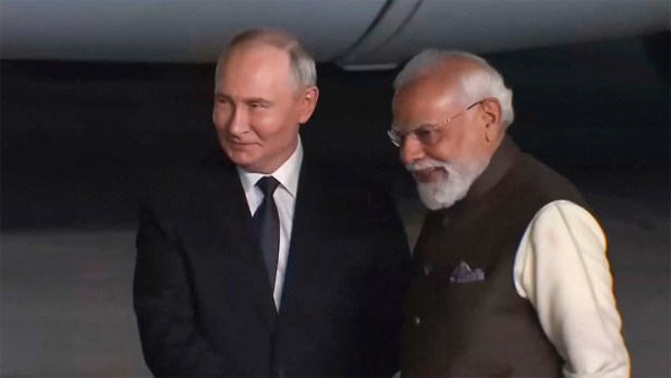 Alfombra roja, abrazo, baile: Putin llega a la India en una visita de&nbsp;Estado