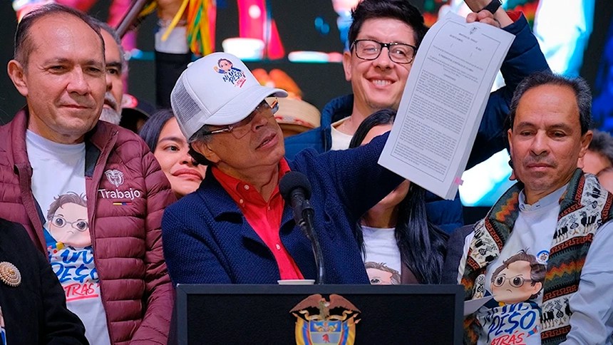 Petro firma nuevo decreto del salario mínimo en&nbsp;Colombia
