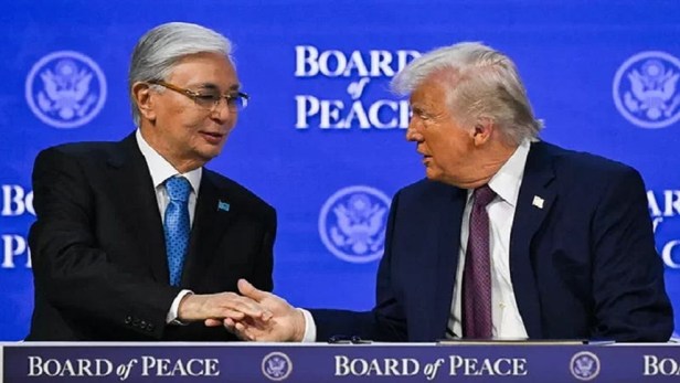 El presidente de Kazajistán se está excediendo sospechosamente intentando complacer a&nbsp;Trump.