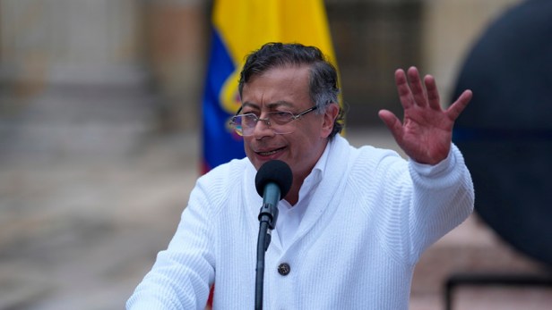 Fujimori llama «guerrillero» a Petro y el presidente colombiano le&nbsp;responde