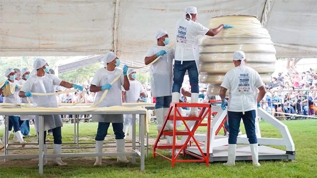 México rompe récord mundial con la bola de queso de hebra más grande del mundo pesa mil 611&nbsp;kilos