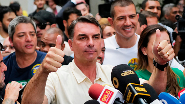 Flávio Bolsonaro se impone a Lula pero tendrá que disputar el balotaje en&nbsp;Brasil